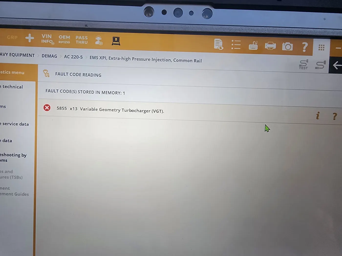 Diagnostic software on a laptop showing a stored fault code for a heavy-equipment engine